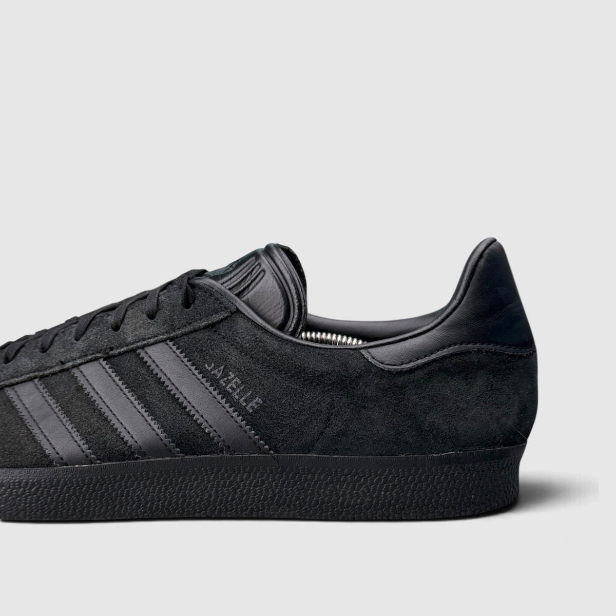 Adidas Gazelle Triple Black, buty sportowe męskie w bardzo dobrym stanie rozmiar 45 1/3, boczny profil, lewa strona