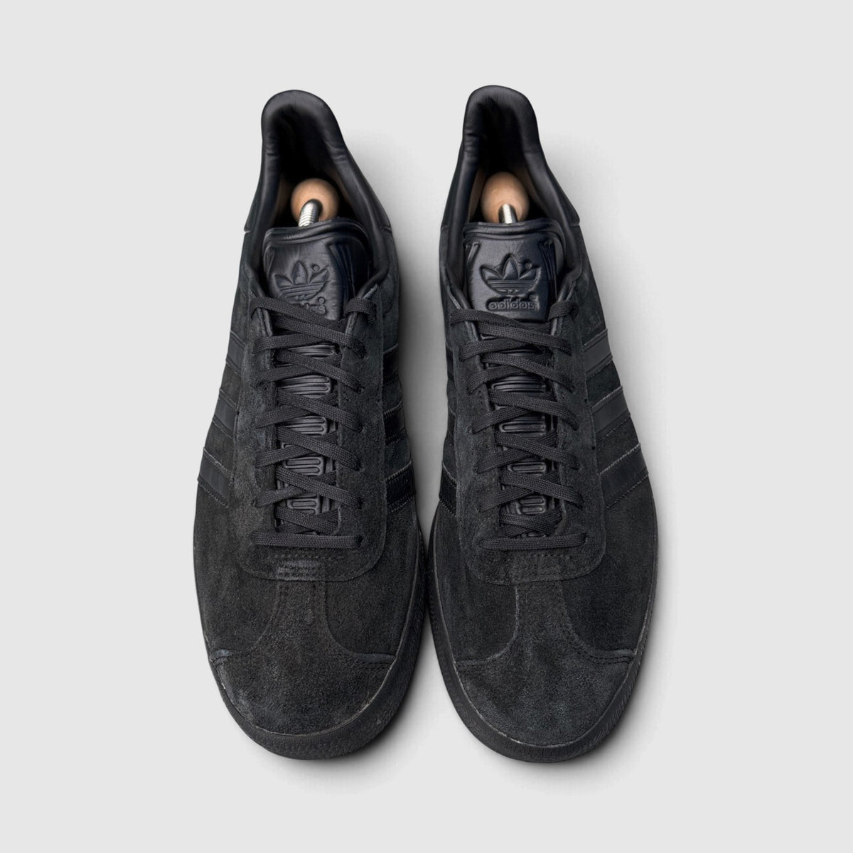 Adidas Gazelle Triple Black, buty sportowe męskie w bardzo dobrym stanie rozmiar 45 1/3, widok z góry