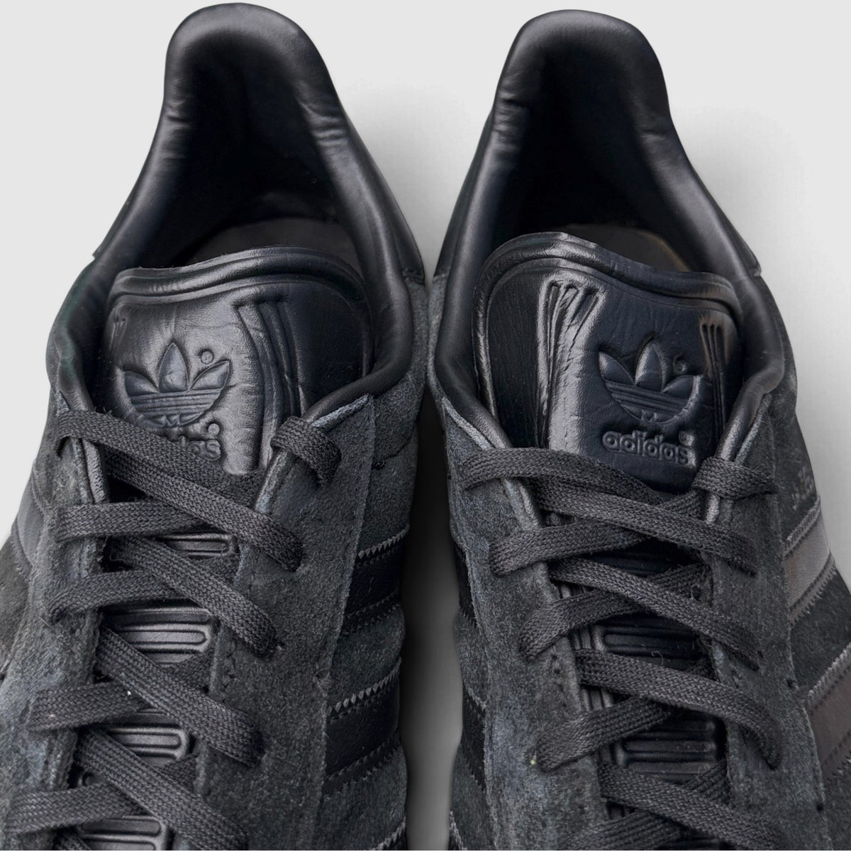 Adidas Gazelle Triple Black, buty sportowe męskie w bardzo dobrym stanie rozmiar 45 1/3, język buta