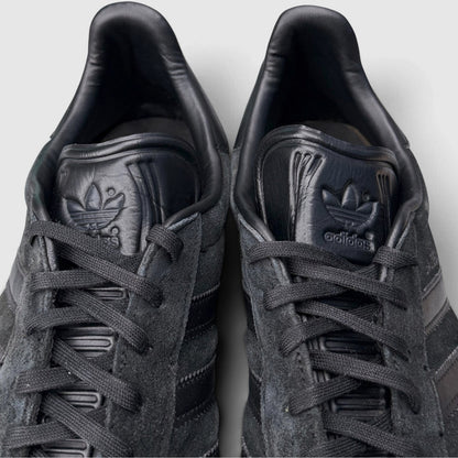 Adidas Gazelle Triple Black, buty sportowe męskie w bardzo dobrym stanie rozmiar 45 1/3, język buta