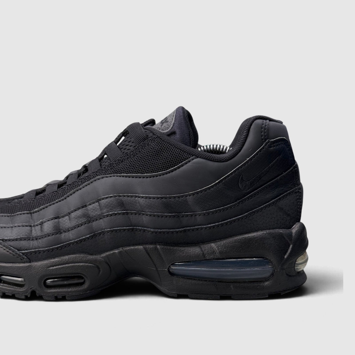 Nike Air Max 95 OG Black, buty sportowe męskie w bardzo dobrym stanie rozmiar 45, boczny profil, prawa strona