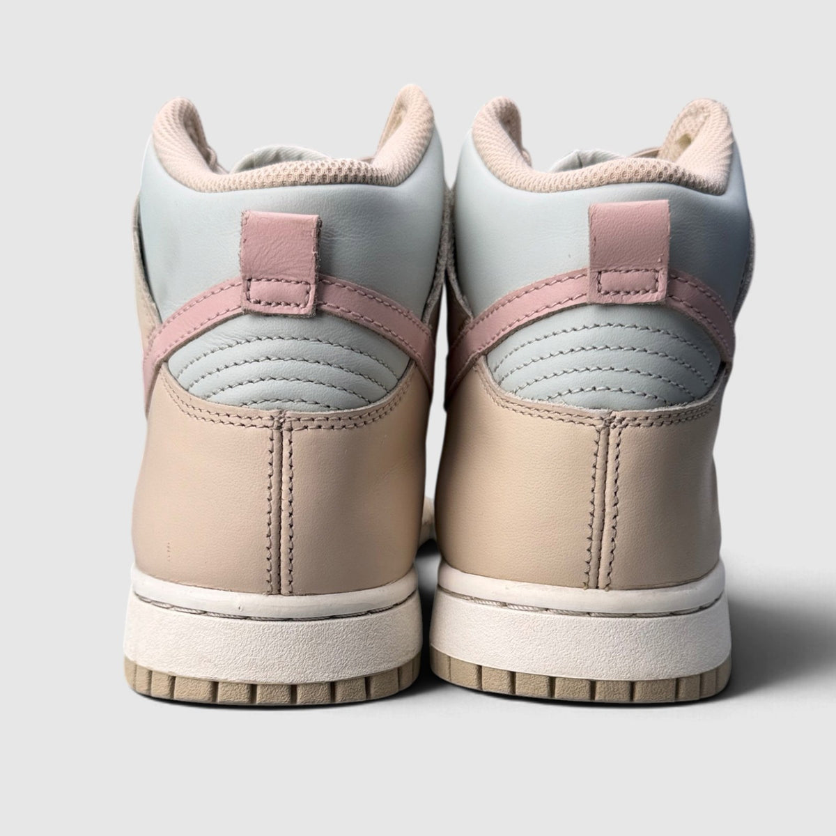 Nike Dunk High, buty sportowe damskie w bardzo dobrym stanie rozmiar 39, widok z tyłu