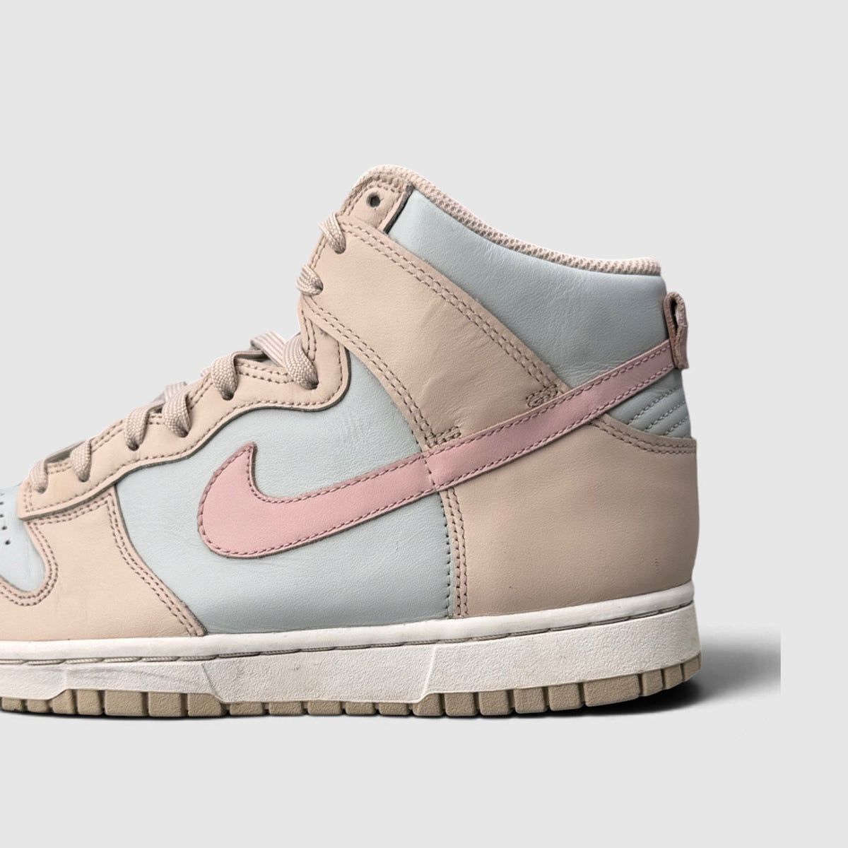 Nike Dunk High, buty sportowe damskie w bardzo dobrym stanie rozmiar 39, boczny profil, lewa strona