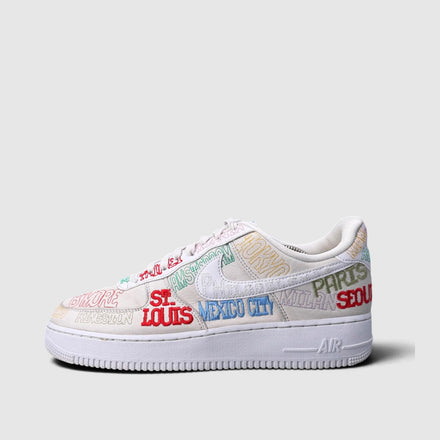 Nike Air Force 1 '07 LV8, buty sportowe męskie w bardzo dobrym stanie rozmiar 44, boczny profil, prawa strona