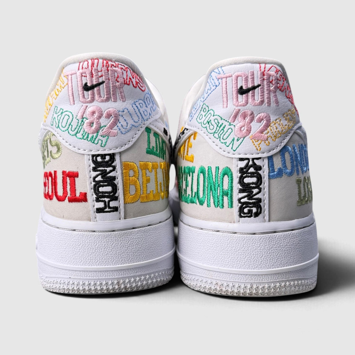 Nike Air Force 1 '07 LV8, buty sportowe męskie w bardzo dobrym stanie rozmiar 44, widok z tyłu