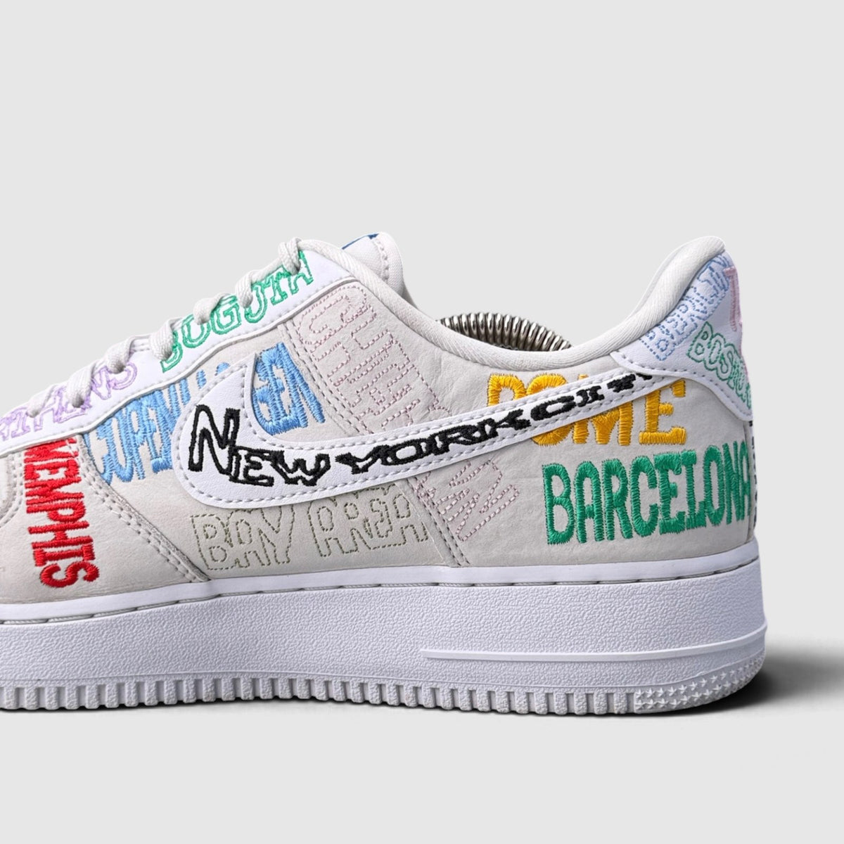 Nike Air Force 1 '07 LV8, buty sportowe męskie w bardzo dobrym stanie rozmiar 44, boczny profil, lewa strona