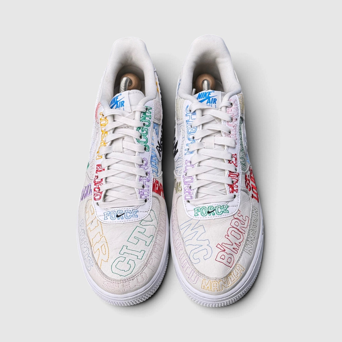 Nike Air Force 1 '07 LV8, buty sportowe męskie w bardzo dobrym stanie rozmiar 44, widok z góry