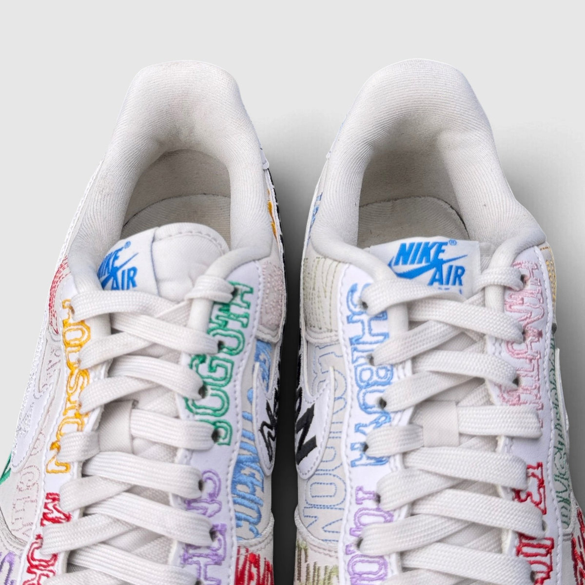 Nike Air Force 1 '07 LV8, buty sportowe męskie w bardzo dobrym stanie rozmiar 44, detal