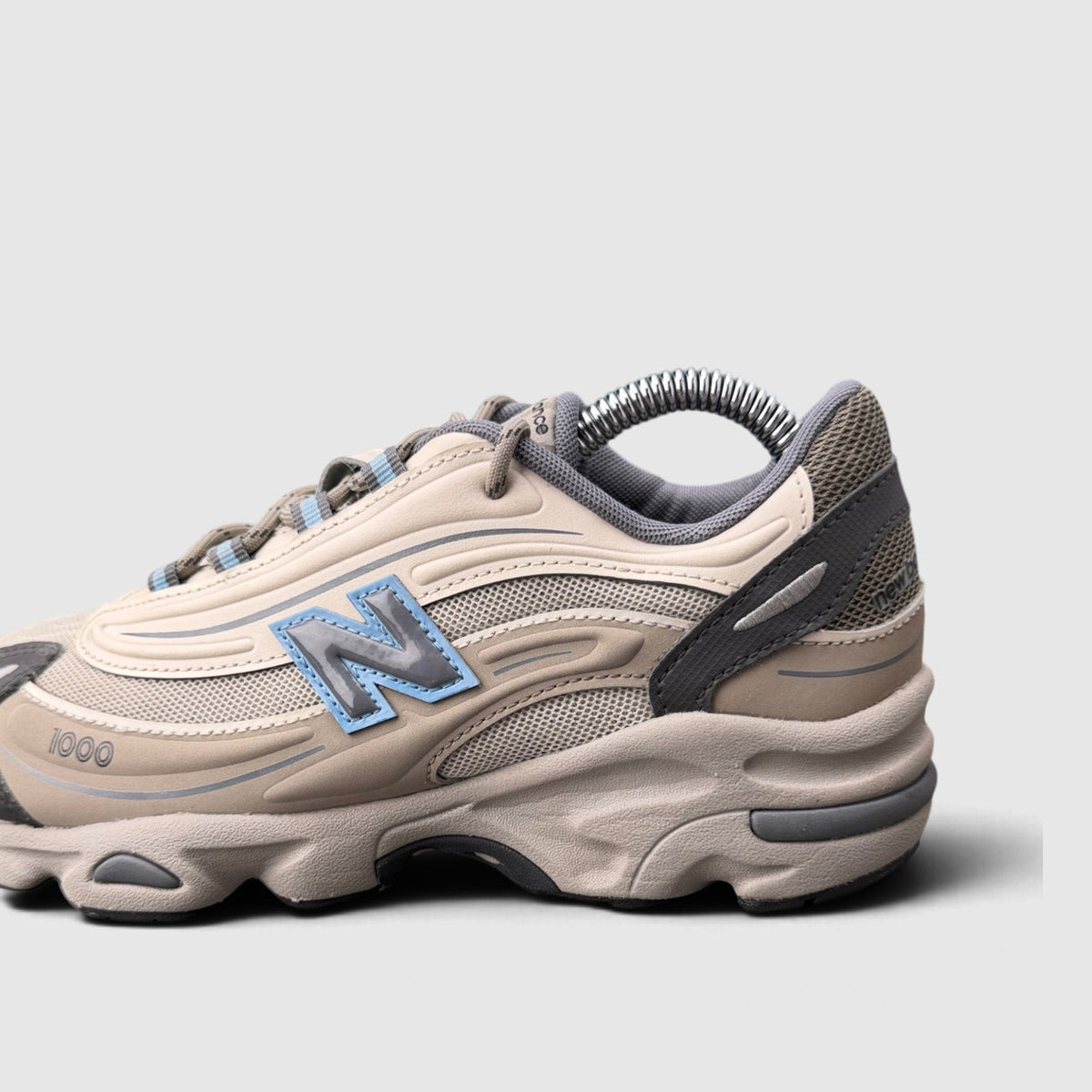 New Balance 1000, buty sportowe damskie w bardzo dobrym stanie rozmiar 37, boczny profil, lewa strona