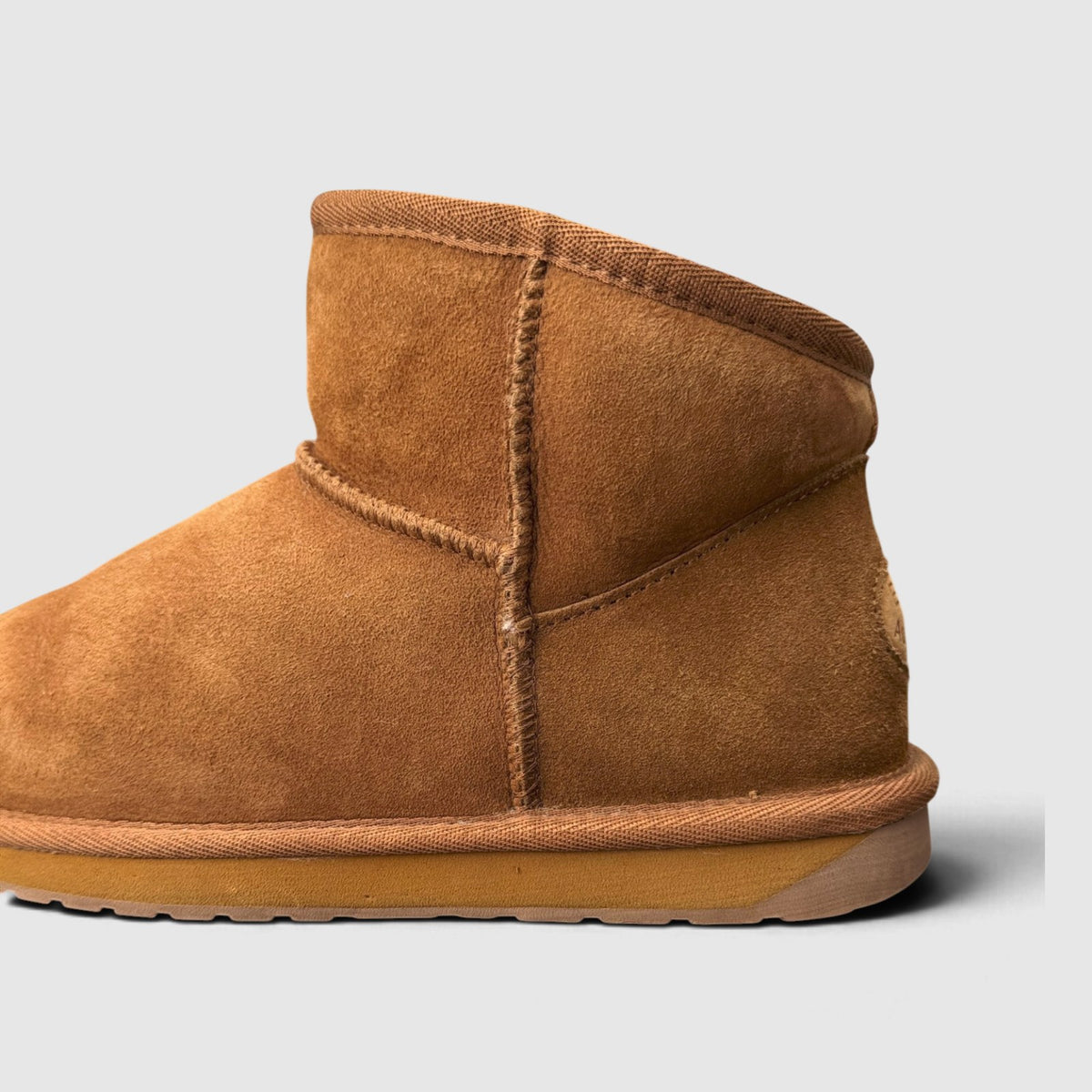 UGG Classic, śniegowce damskie w bardzo dobrym stanie rozmiar 38, boczny profil, prawa strona