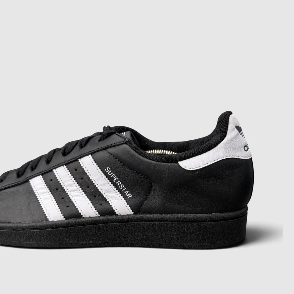 Adidas Superstar II Black White, buty sportowe męskie w bardzo dobrym stanie rozmiar 44 2/3, boczny profil, lewa strona