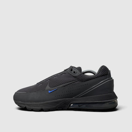 Nike Air Max Alpha Trainer 6 Black/White, buty sportowe męskie w bardzo dobrym stanie rozmiar 43, boczny profil, lewa strona