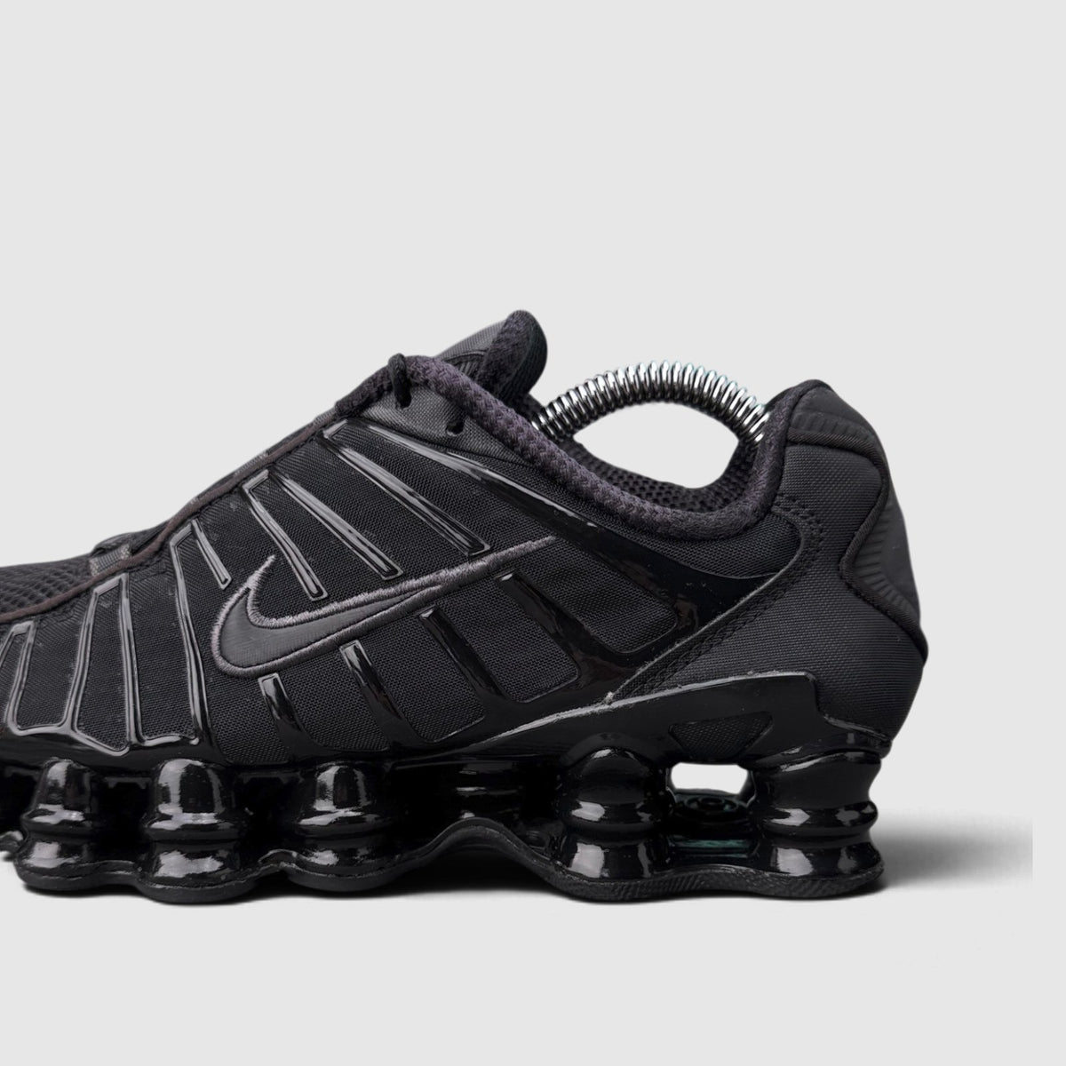 Nike Shox TL Triple Black, buty sportowe damskie w bardzo dobrym stanie rozmiar 37.5, boczny profil, prawa strona