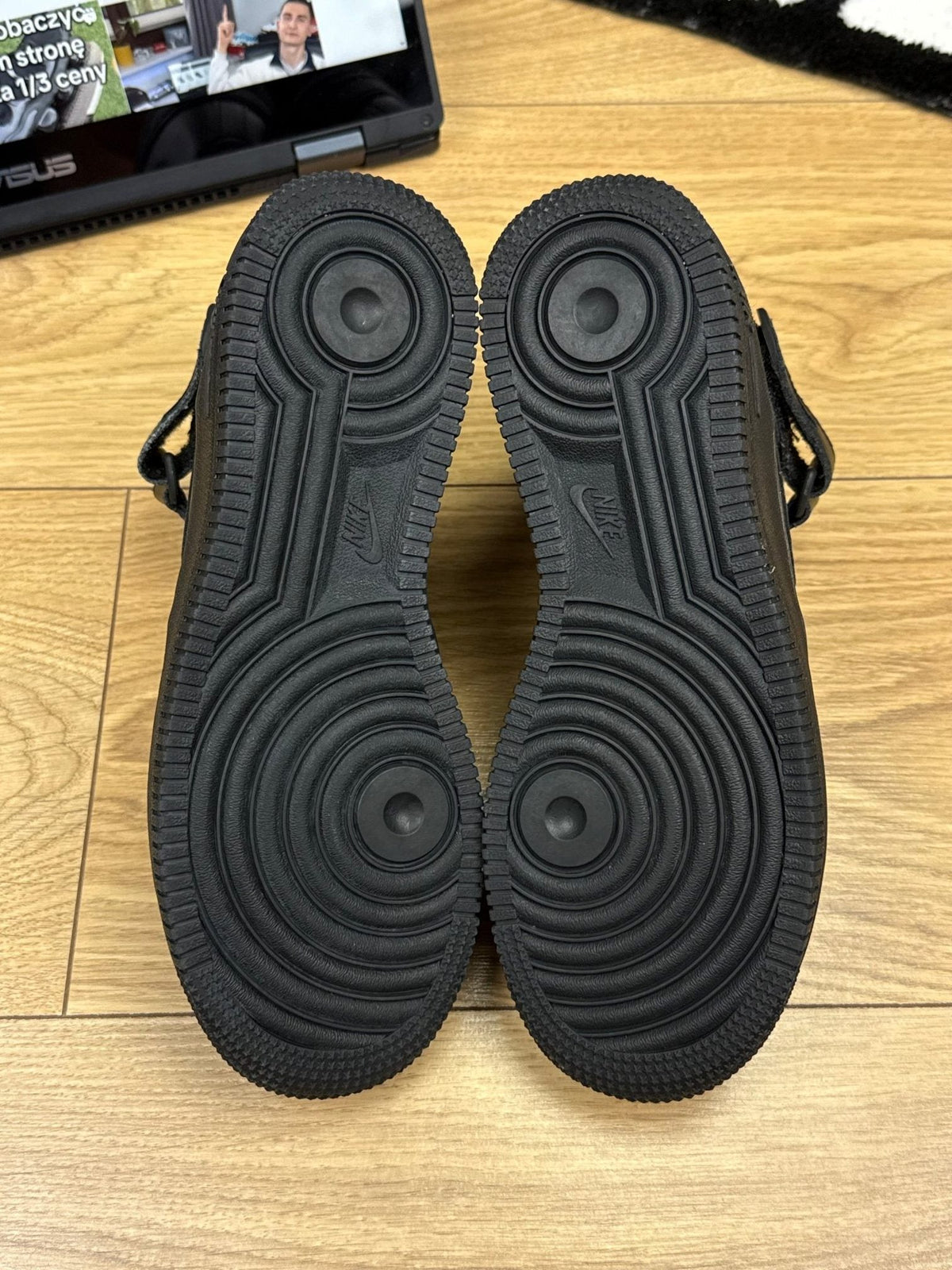 Nike Air Force 1 Mid Triple Black — buty sportowe damskie w bardzo dobrym stanie rozmiar 37.5, widok z boku