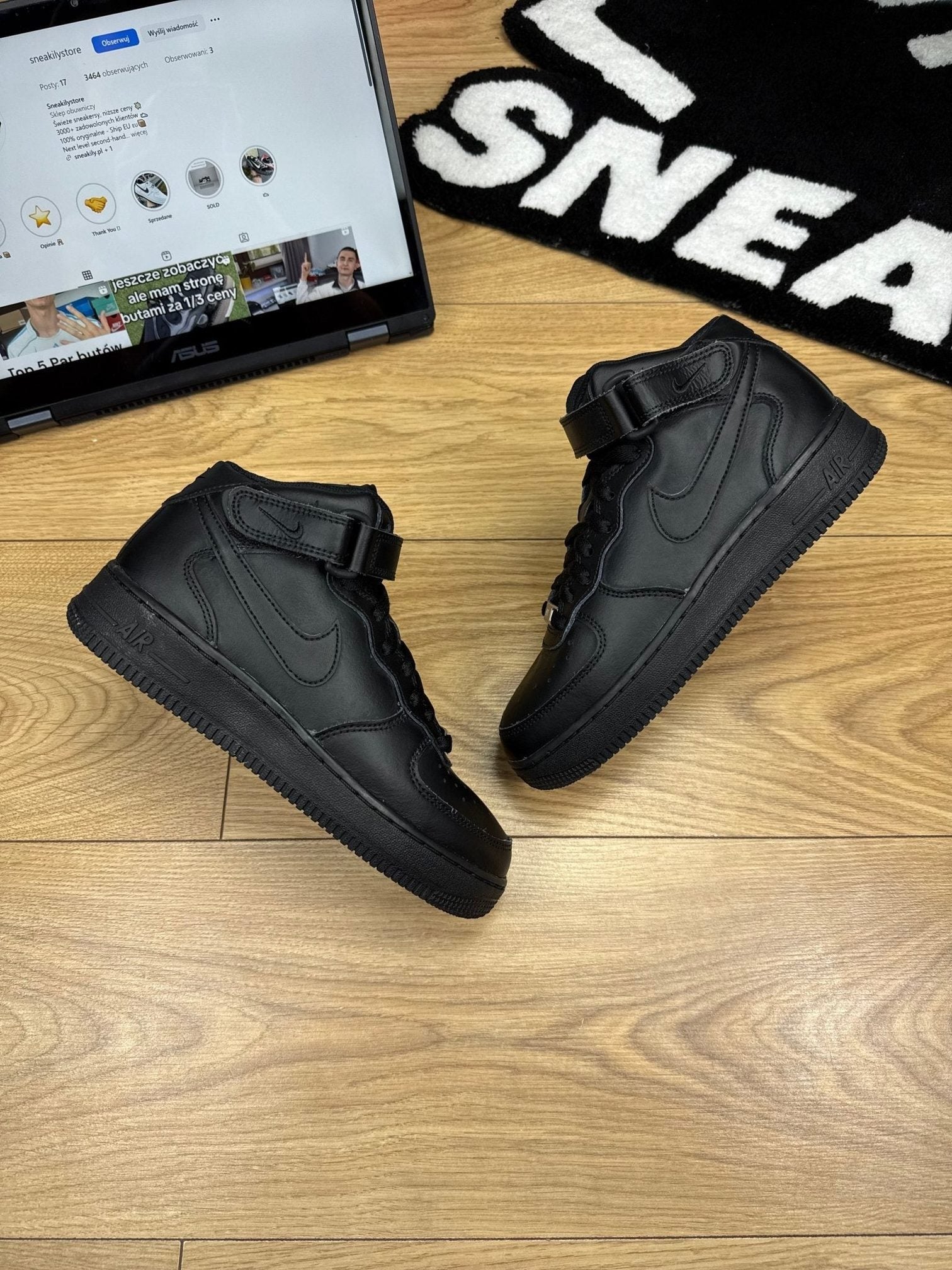 Nike Air Force 1 Mid Triple Black — buty sportowe damskie w bardzo dobrym stanie rozmiar 37.5, widok z góry na zewnętrzną stronę butów