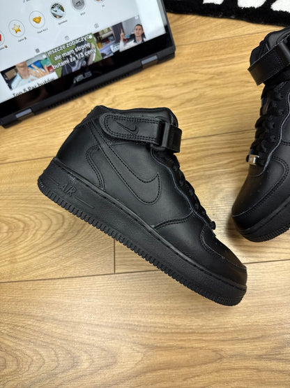 Nike Air Force 1 Mid Triple Black — buty sportowe damskie w bardzo dobrym stanie rozmiar 37.5, zewnętrzny panel prawego buta