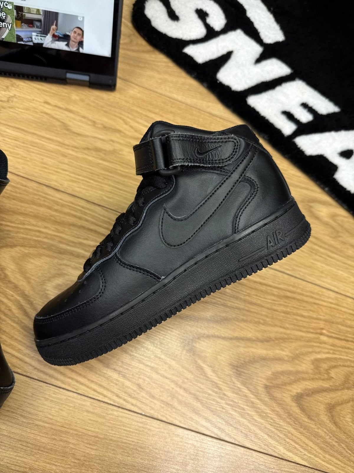 Nike Air Force 1 Mid Triple Black — buty sportowe damskie w bardzo dobrym stanie rozmiar 37.5, zewnętrzny panel lewego buta