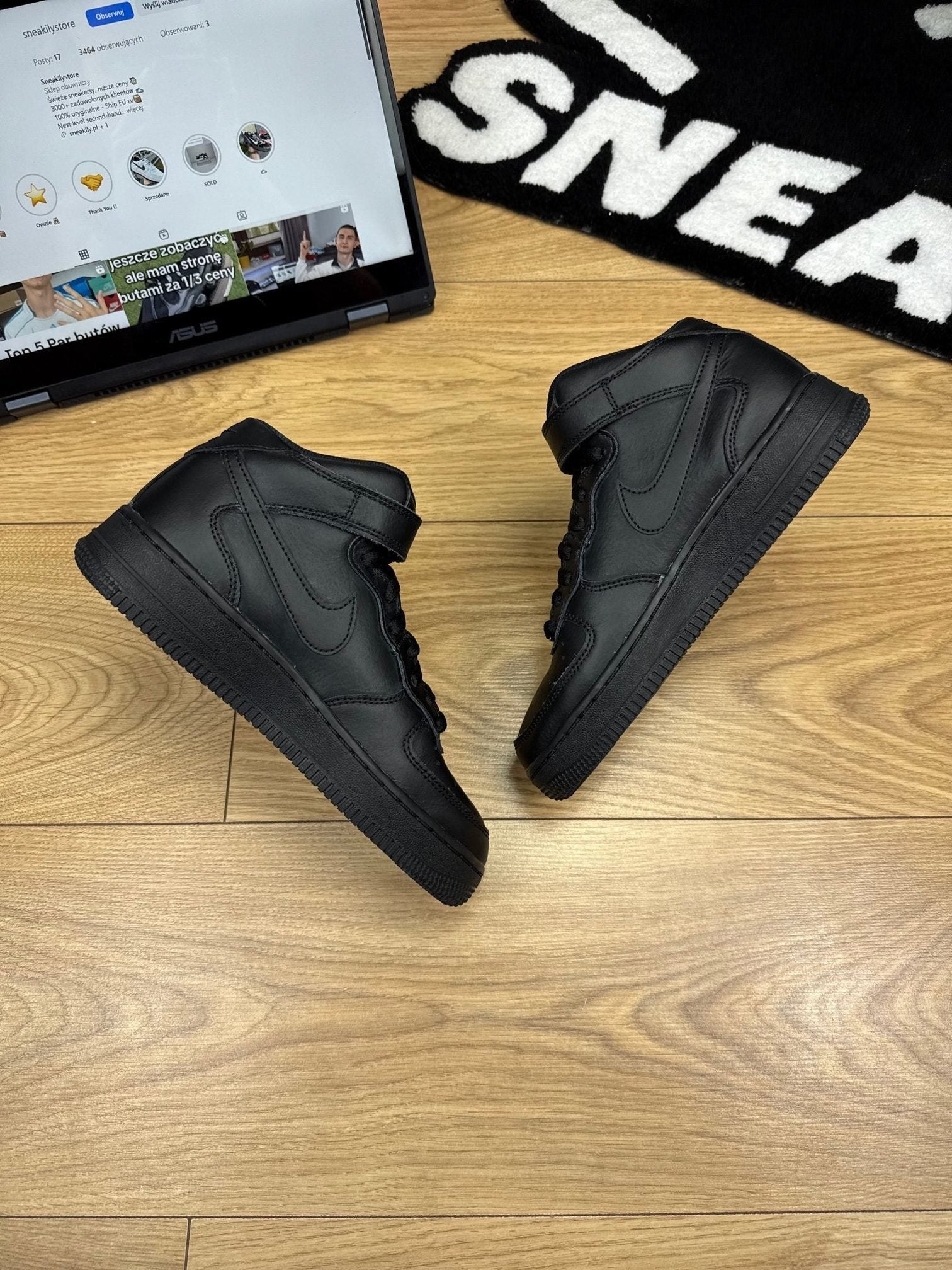 Nike Air Force 1 Mid Triple Black — buty sportowe damskie w bardzo dobrym stanie rozmiar 37.5, widok z góry na wewnętrzną stronę butów