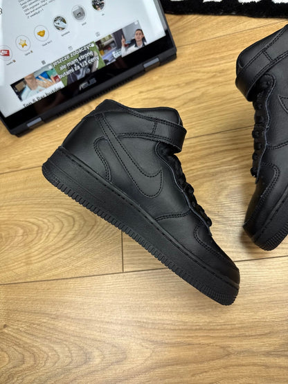 Nike Air Force 1 Mid Triple Black — buty sportowe damskie w bardzo dobrym stanie rozmiar 37.5, wewnętrzny panel lewego buta