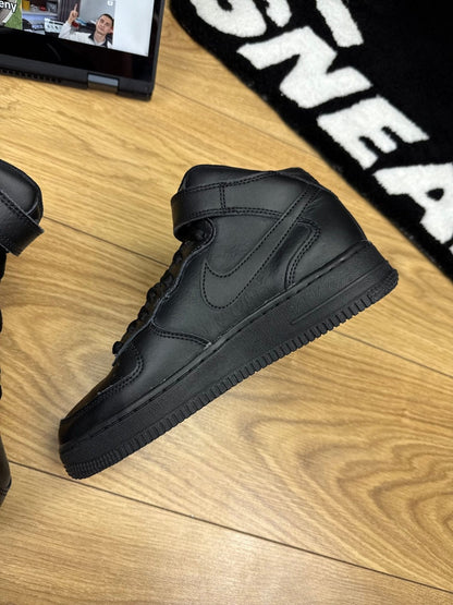 Nike Air Force 1 Mid Triple Black — buty sportowe damskie w bardzo dobrym stanie rozmiar 37.5, wewnętrzny panel prawego buta