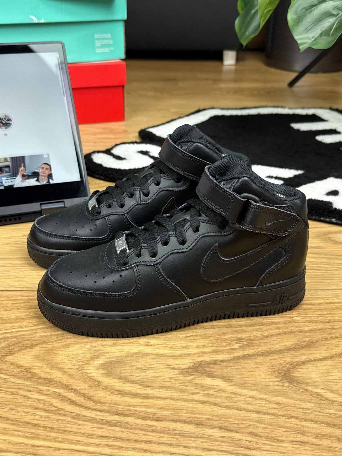 Nike Air Force 1 Mid Triple Black — buty sportowe damskie w bardzo dobrym stanie rozmiar 37.5, widok z góry