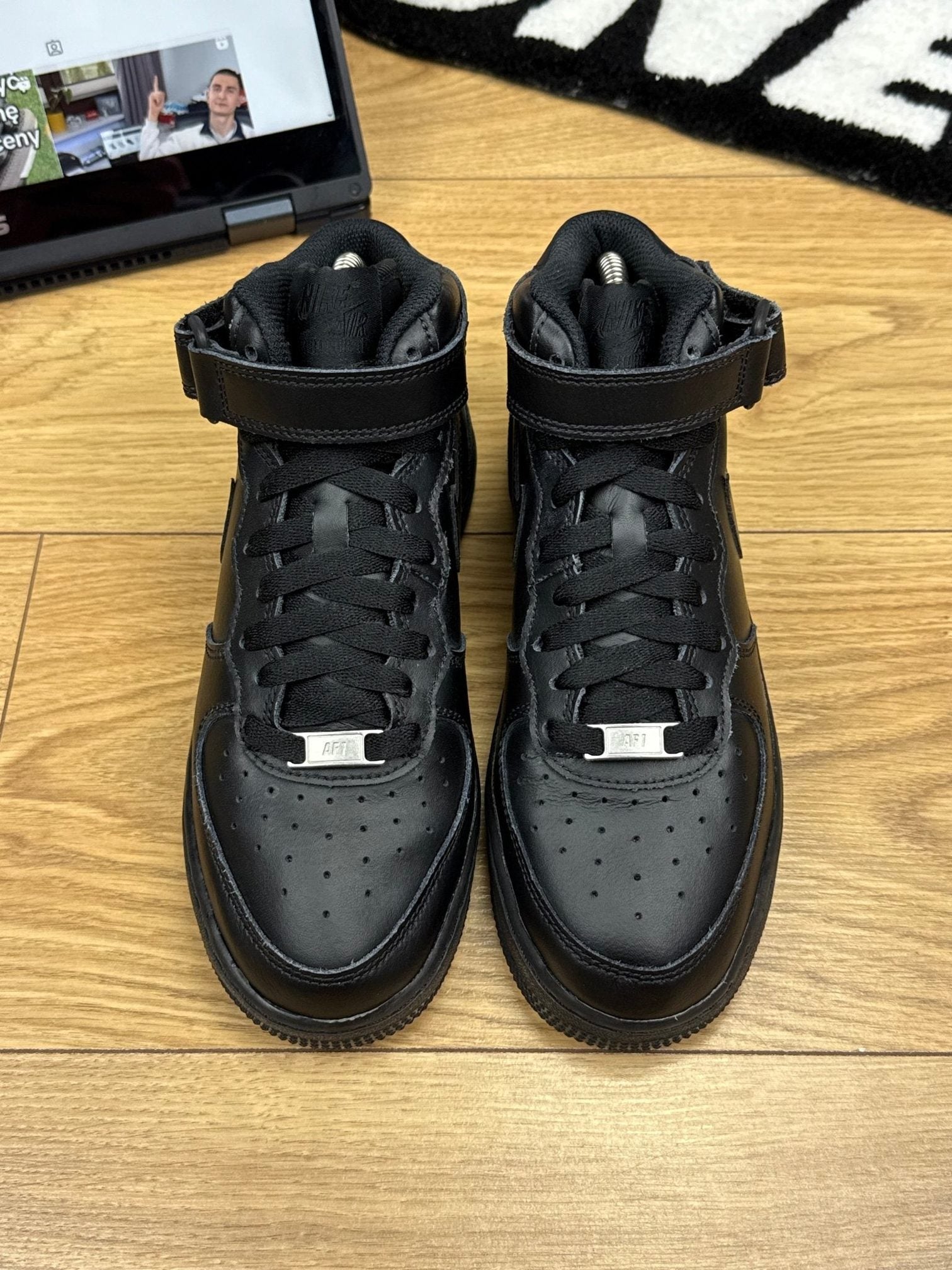 Nike Air Force 1 Mid Triple Black — buty sportowe damskie w bardzo dobrym stanie rozmiar 37.5, widok z tyłu