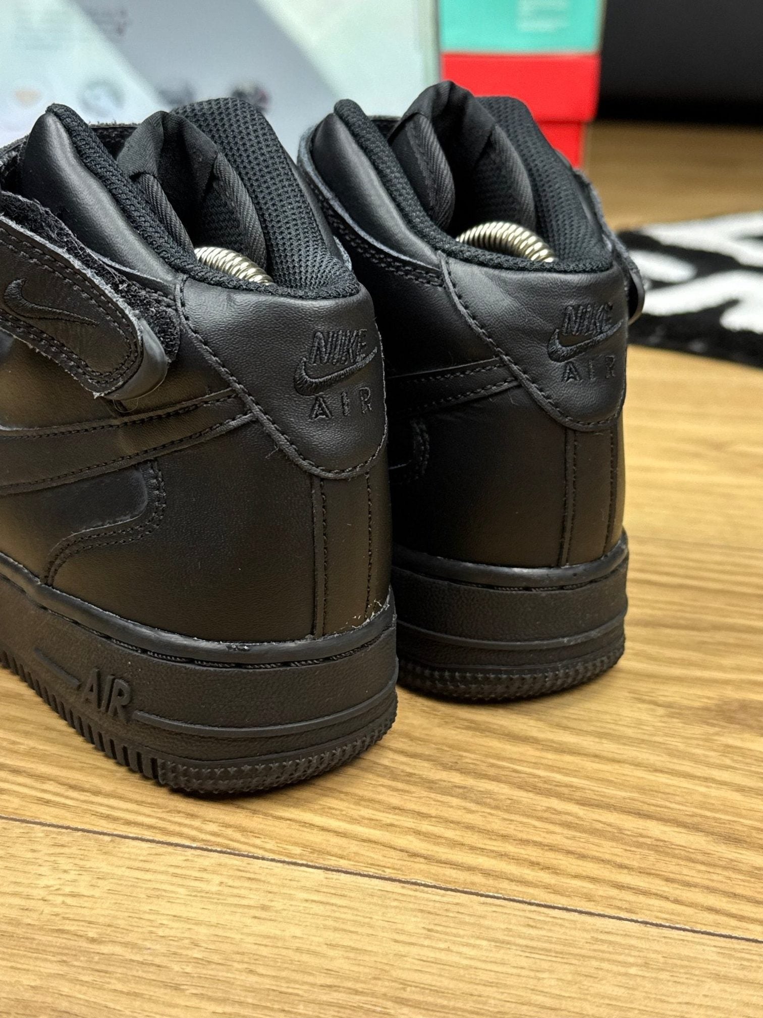 Nike Air Force 1 Mid Triple Black — buty sportowe damskie w bardzo dobrym stanie rozmiar 37.5, podeszwa