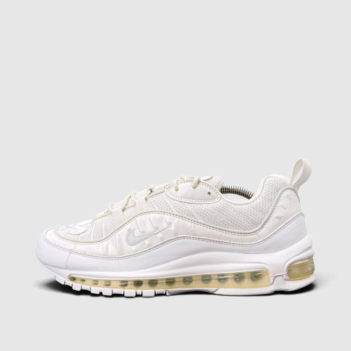 Nike Air Max 98 Triple White, buty sportowe męskie w bardzo dobrym stanie rozmiar 43, boczny profil, lewa strona
