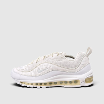 Nike Air Max 98 Triple White, buty sportowe męskie w bardzo dobrym stanie rozmiar 43, boczny profil, lewa strona