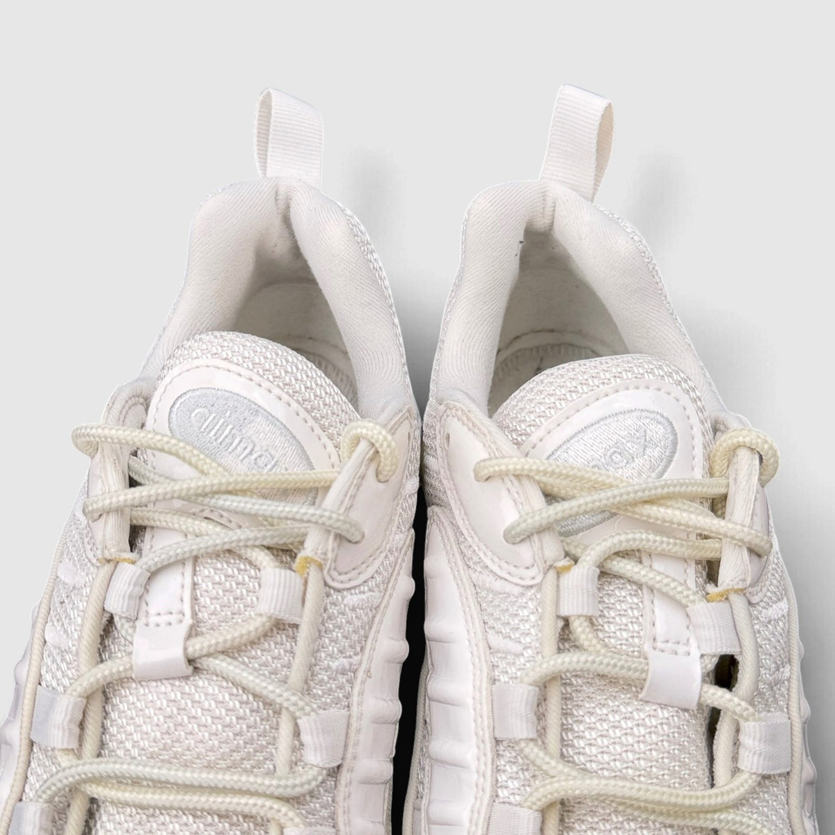 Nike Air Max 98 Triple White, buty sportowe męskie w bardzo dobrym stanie rozmiar 43, język buta