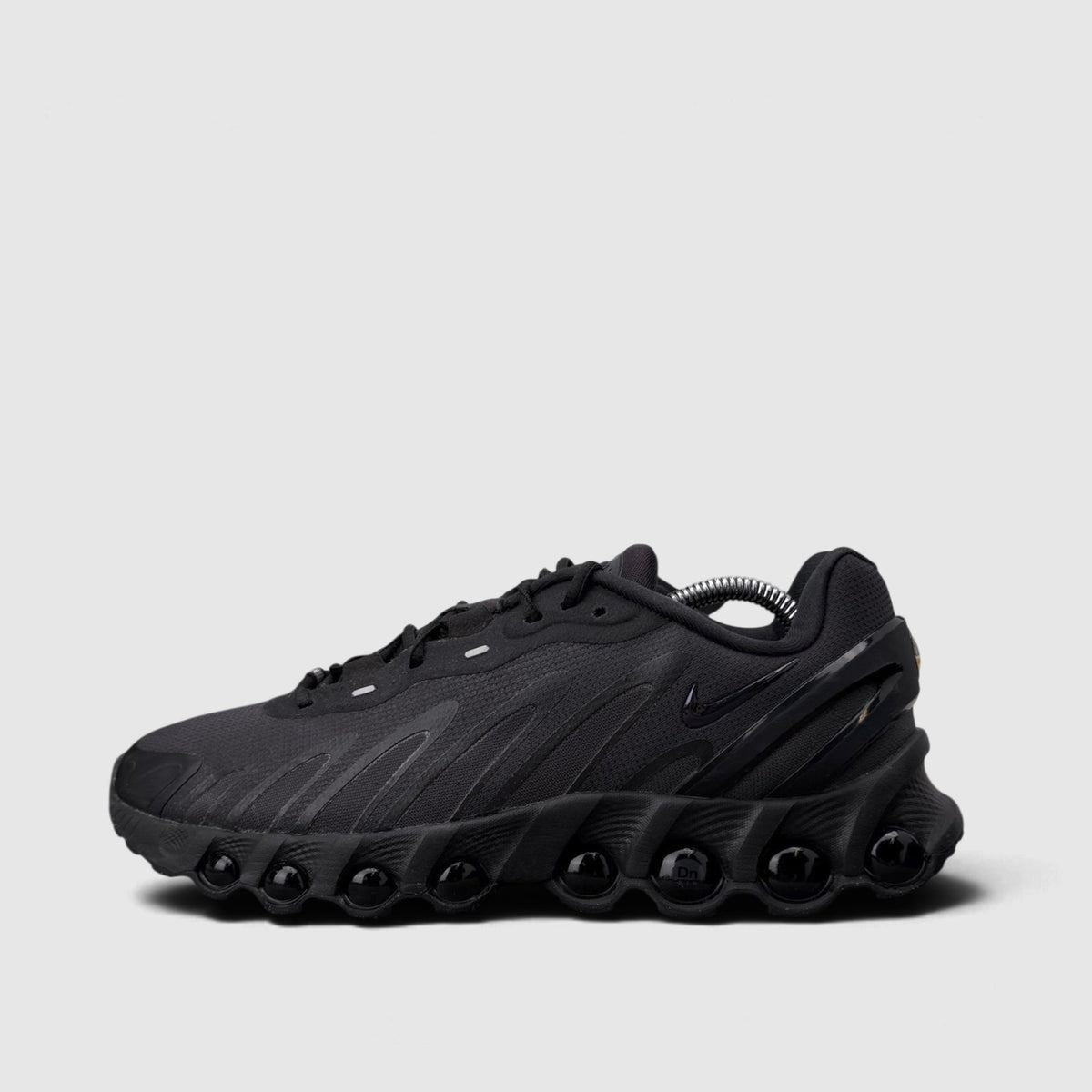 Nike Air Max DN8 Triple Black, buty sportowe męskie w bardzo dobrym stanie rozmiar 42.5, boczny profil, lewa strona