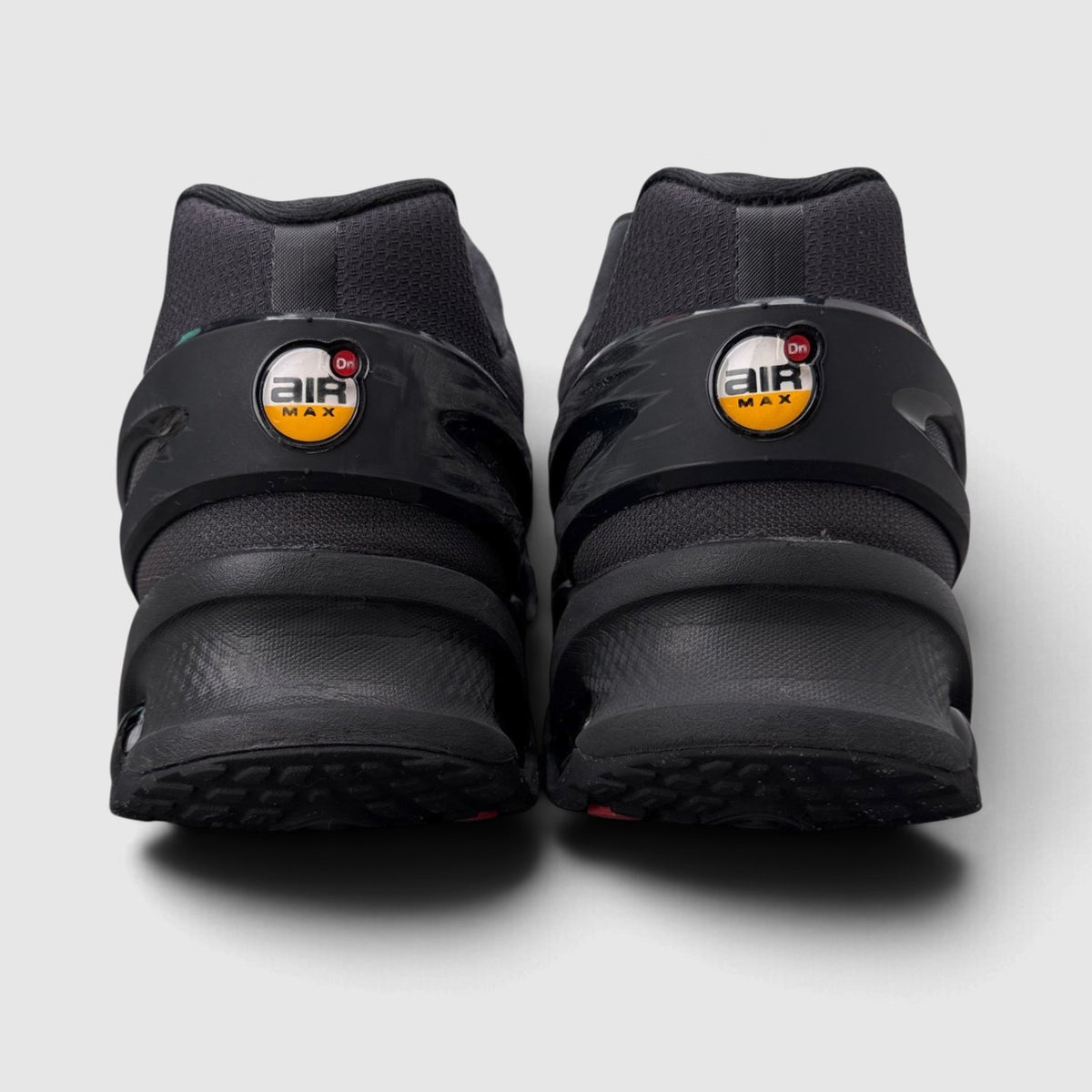 Nike Air Max DN8 Triple Black, buty sportowe męskie w bardzo dobrym stanie rozmiar 42.5, widok z tyłu