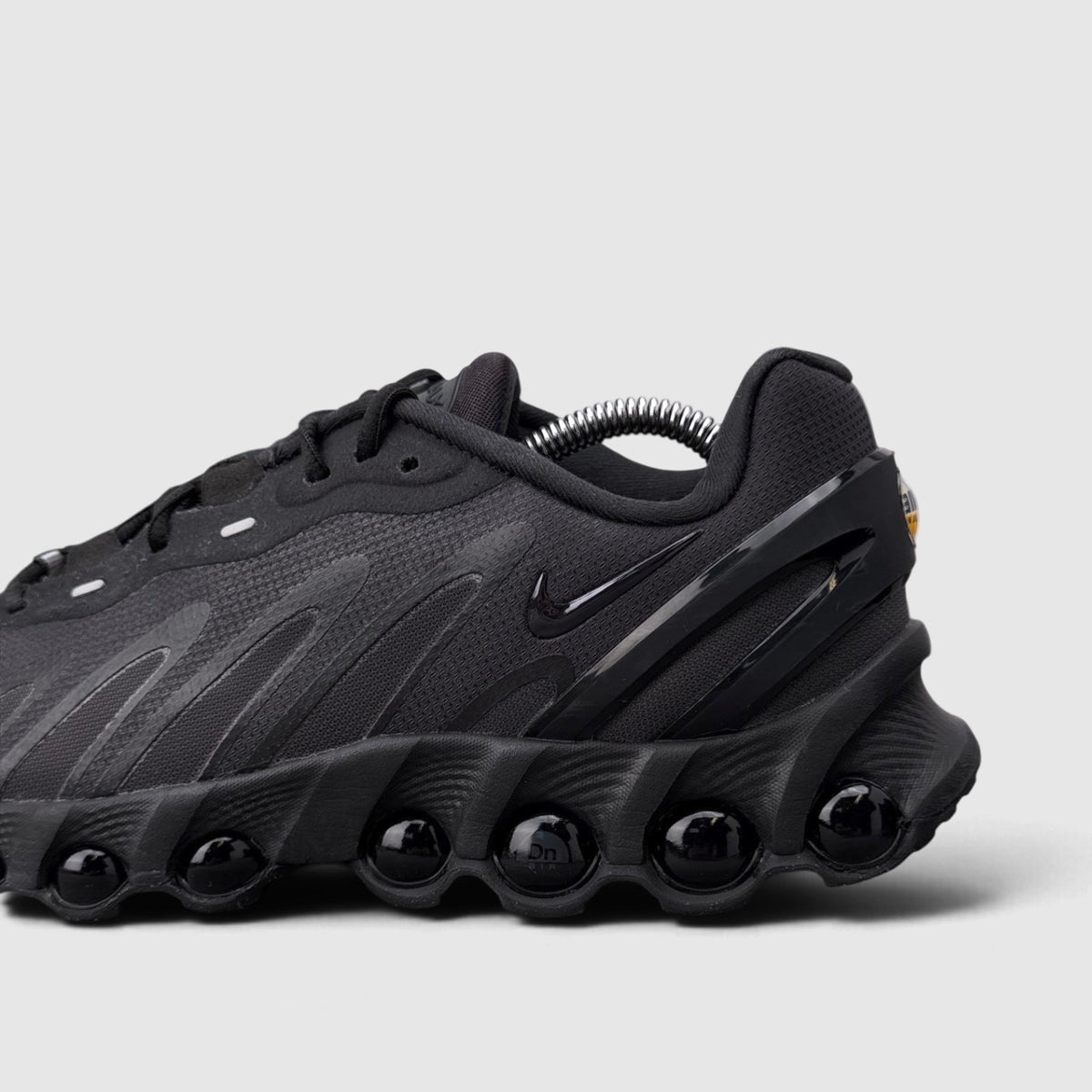 Nike Air Max DN8 Triple Black, buty sportowe męskie w bardzo dobrym stanie rozmiar 42.5, boczny profil, lewa strona