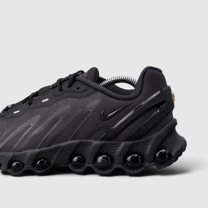 Nike Air Max DN8 Triple Black, buty sportowe męskie w bardzo dobrym stanie rozmiar 42.5, boczny profil, lewa strona