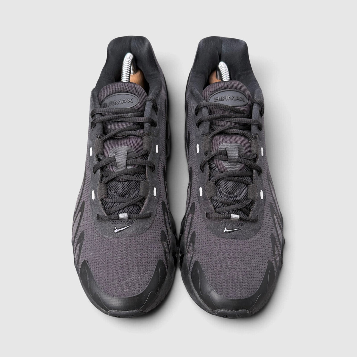 Nike Air Max DN8 Triple Black, buty sportowe męskie w bardzo dobrym stanie rozmiar 42.5, widok z przodu