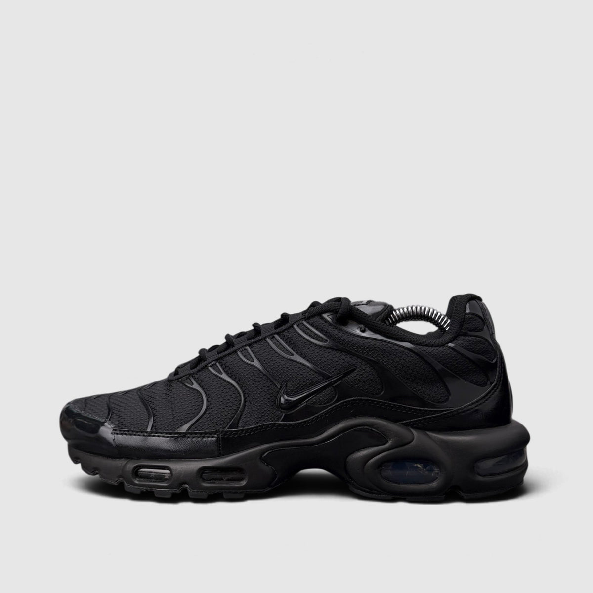 Nike Air Max Plus Triple Black, buty sportowe męskie w bardzo dobrym stanie rozmiar 44, boczny profil, lewa strona
