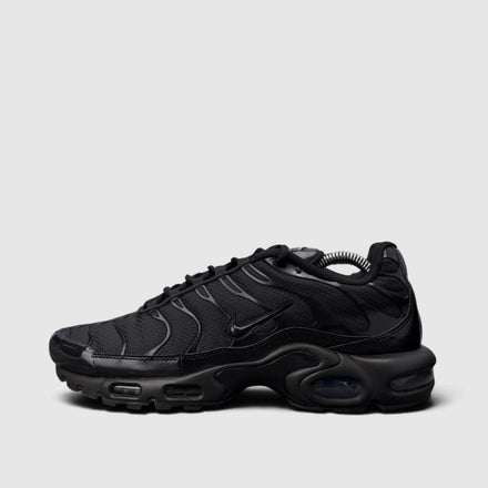 Nike Air Max Plus Triple Black, buty sportowe męskie w bardzo dobrym stanie rozmiar 44, boczny profil, lewa strona