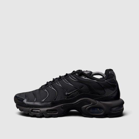 Nike Air Max Plus Triple Black, buty sportowe męskie w bardzo dobrym stanie rozmiar 44, boczny profil, lewa strona