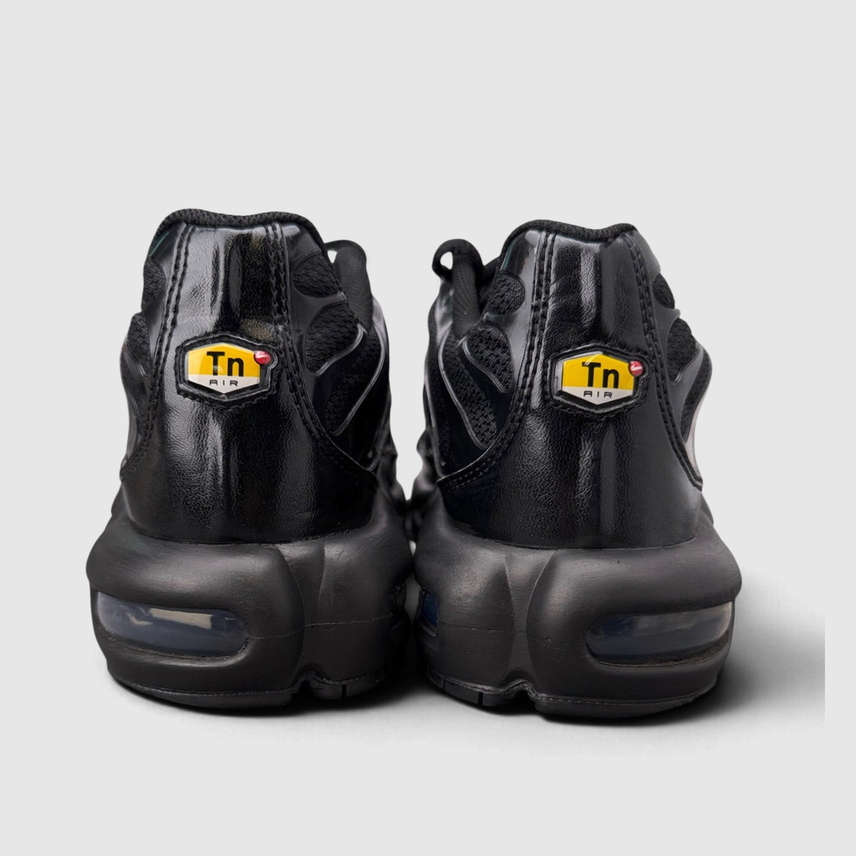 Nike Air Max Plus Triple Black, buty sportowe męskie w bardzo dobrym stanie rozmiar 44, widok z tyłu