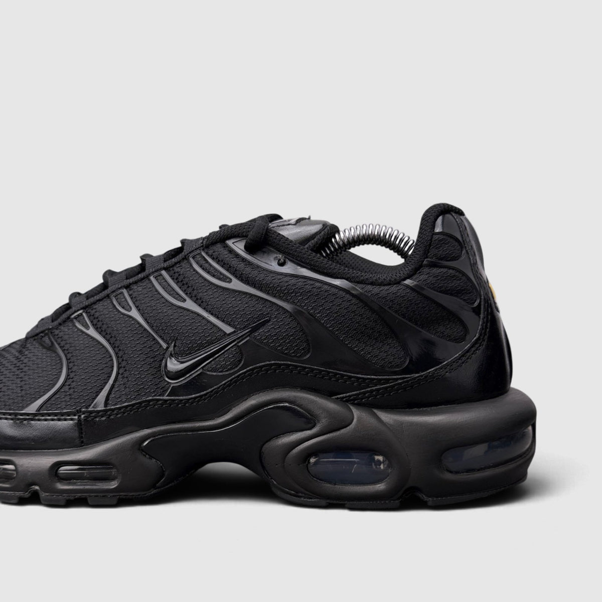 Nike Air Max Plus Triple Black, buty sportowe męskie w bardzo dobrym stanie rozmiar 44, boczny profil, lewa strona