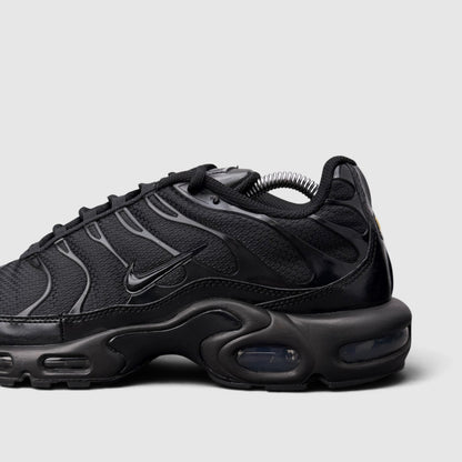 Nike Air Max Plus Triple Black, buty sportowe męskie w bardzo dobrym stanie rozmiar 44, boczny profil, lewa strona