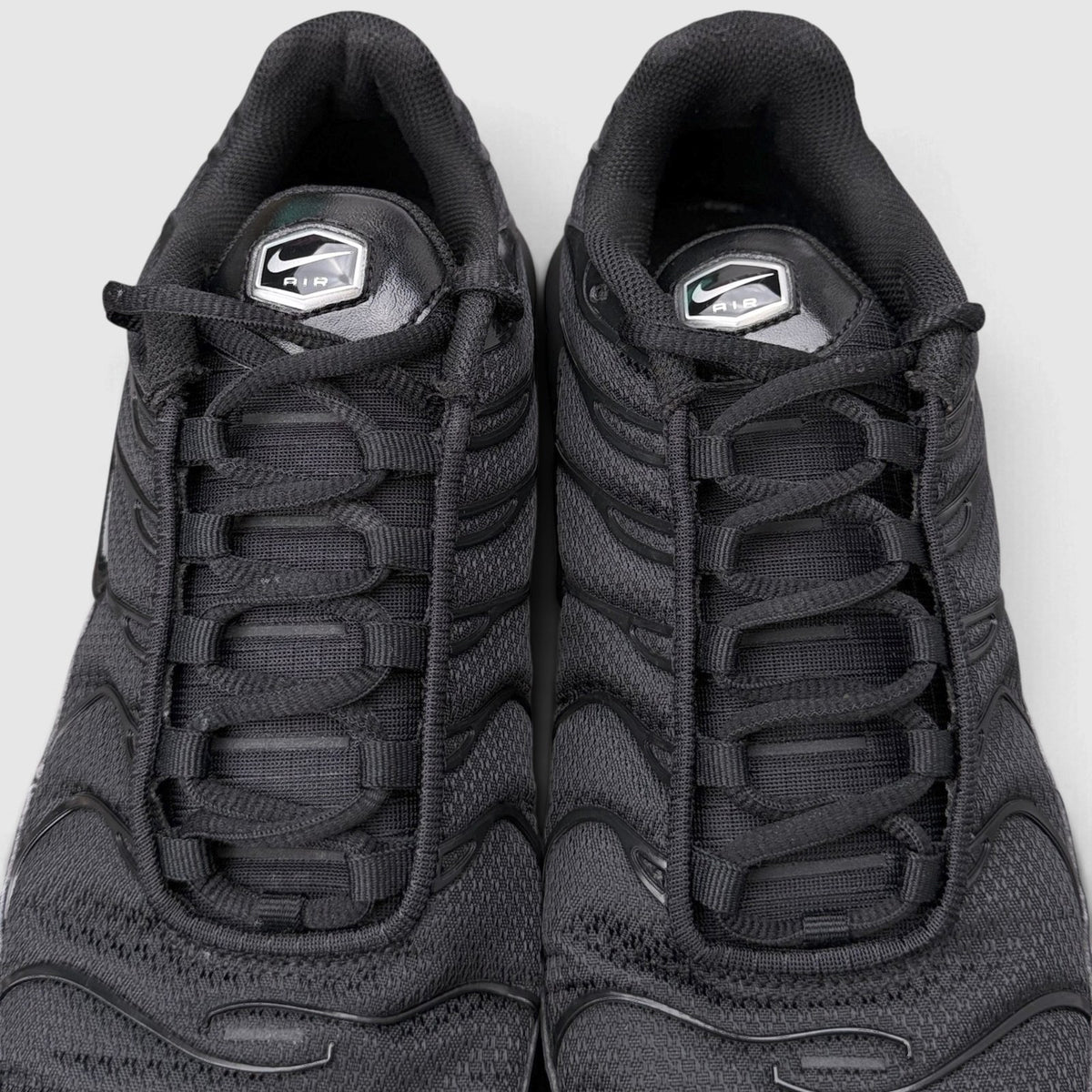 Nike Air Max Plus Triple Black, buty sportowe męskie w bardzo dobrym stanie rozmiar 44, widok z góry