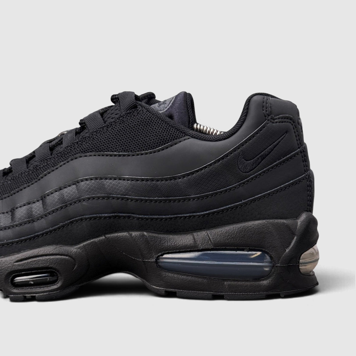 Nike Air Max 95 OG Black, buty sportowe męskie w bardzo dobrym stanie rozmiar 43, boczny profil, lewa strona