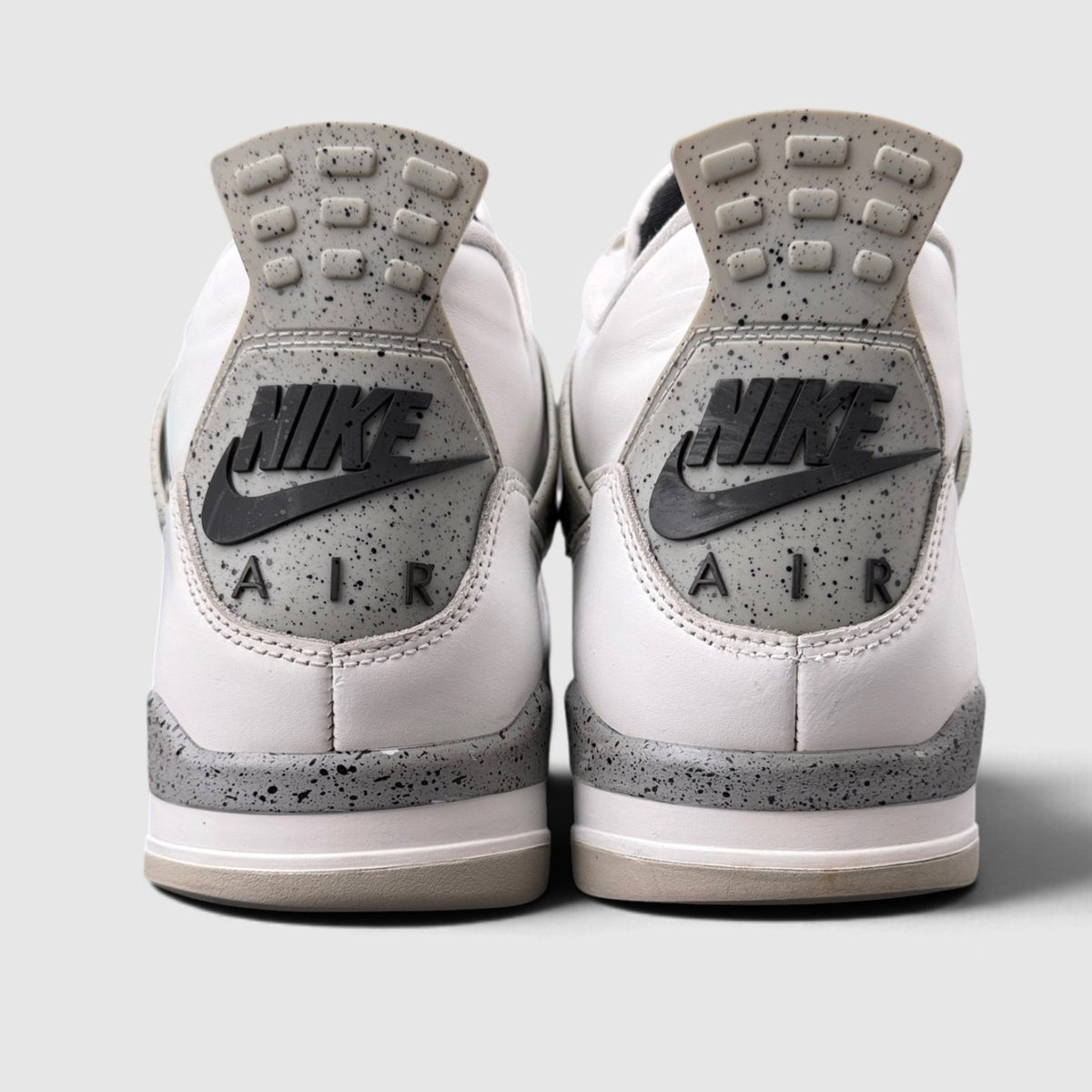 Nike Air Jordan 4 White Cement, buty sportowe męskie w bardzo dobrym stanie rozmiar 46, widok z tyłu