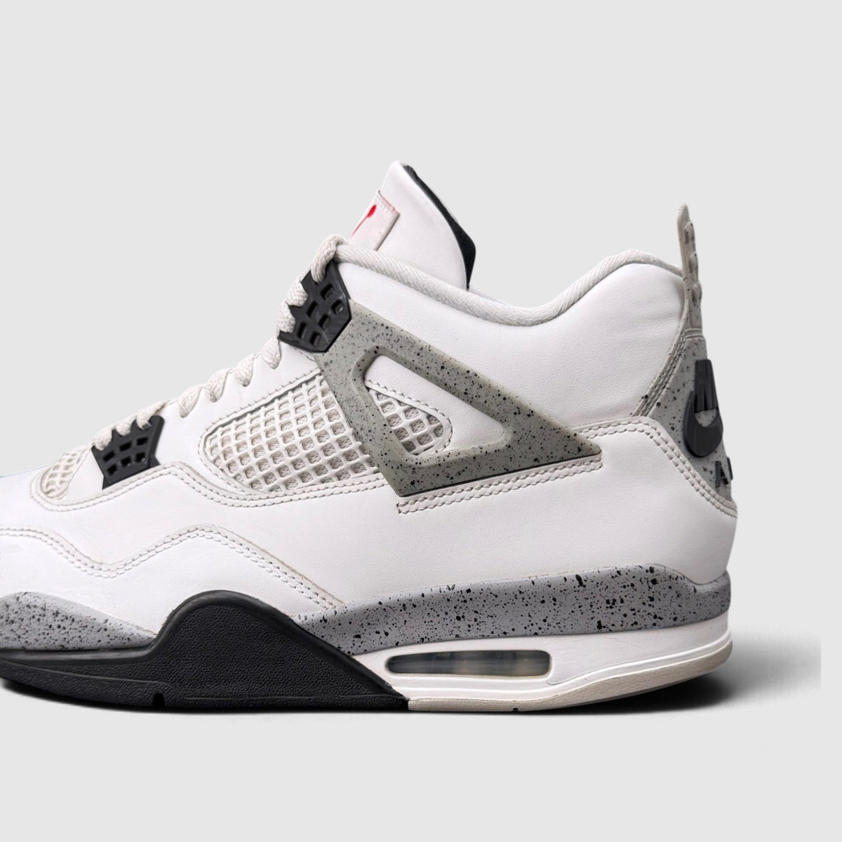Nike Air Jordan 4 White Cement, buty sportowe męskie w bardzo dobrym stanie rozmiar 46, boczny profil, lewa strona