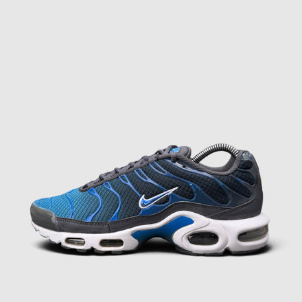Nike Air Max Plus, buty sportowe męskie w bardzo dobrym stanie rozmiar 42, boczny profil, lewa strona