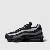 Nike Air Max 95 Aurora Green, buty sportowe męskie w bardzo dobrym stanie rozmiar 45.5, boczny profil, lewa strona