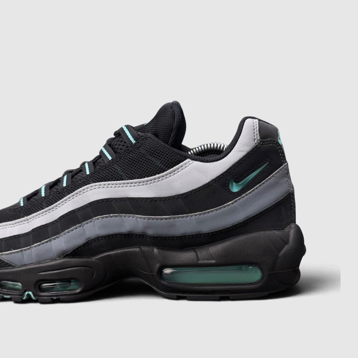 Nike Air Max 95 Aurora Green, buty sportowe męskie w bardzo dobrym stanie rozmiar 45.5, boczny profil, lewa strona