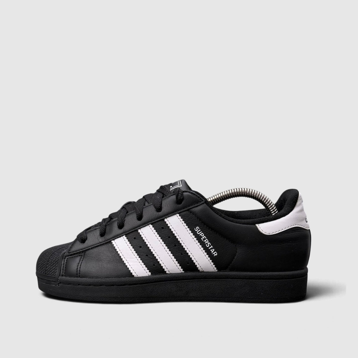 Adidas Superstar II Black White, buty sportowe damskie w bardzo dobrym stanie rozmiar 39 1/3, boczny profil, lewa strona