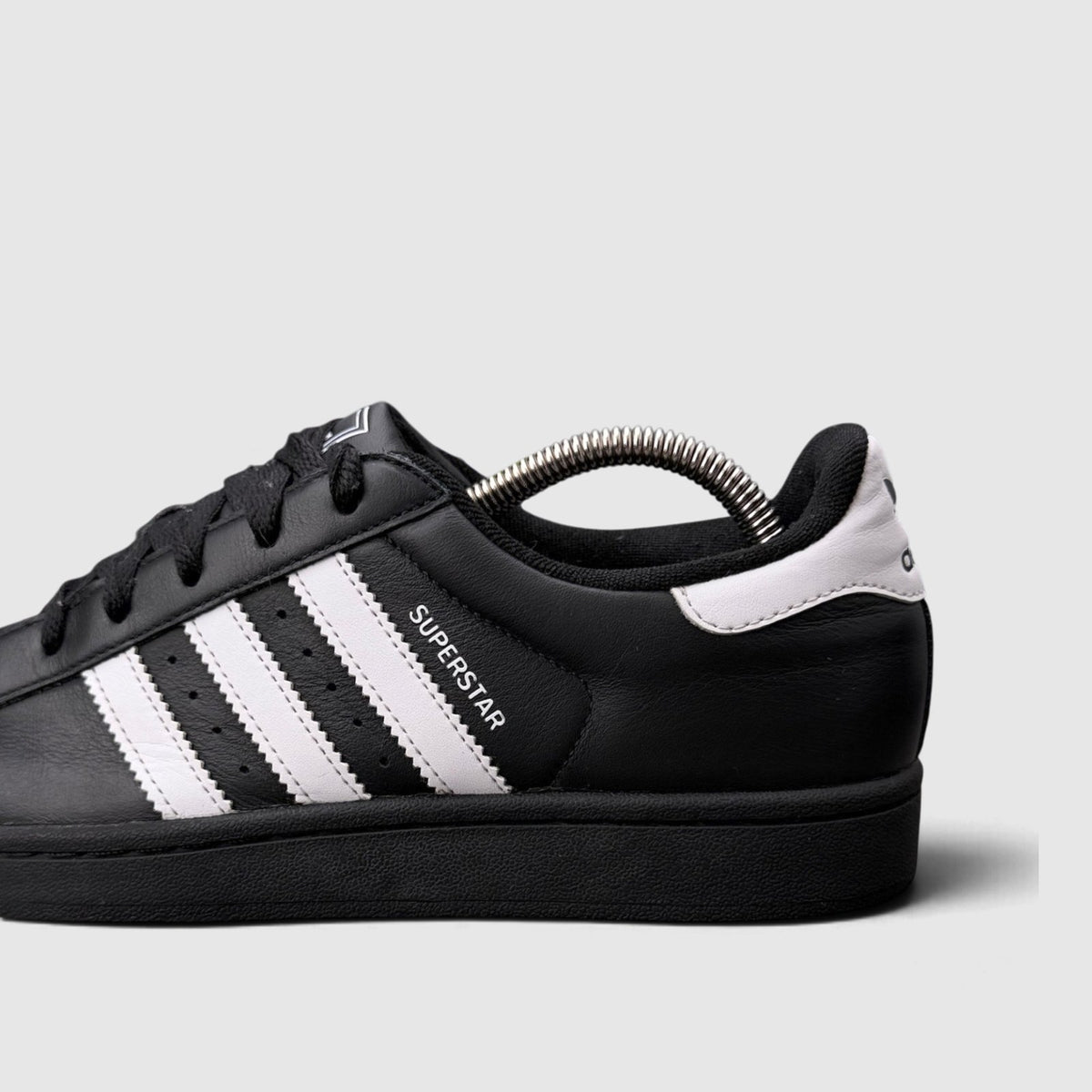 Adidas Superstar II Black White, buty sportowe damskie w bardzo dobrym stanie rozmiar 39 1/3, boczny profil, lewa strona